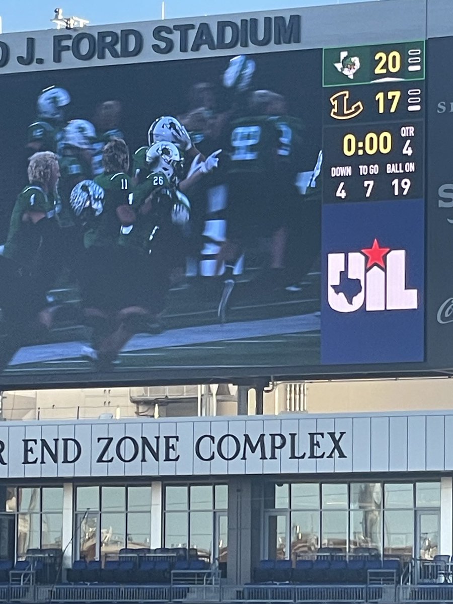 McCaskillSL2022's tweet photo. Southlake Carroll Dragons win 20-17 on a last second field goal to advance to the State Championship!  GO DRAGONS! https://t.co/mA2PetIabO
