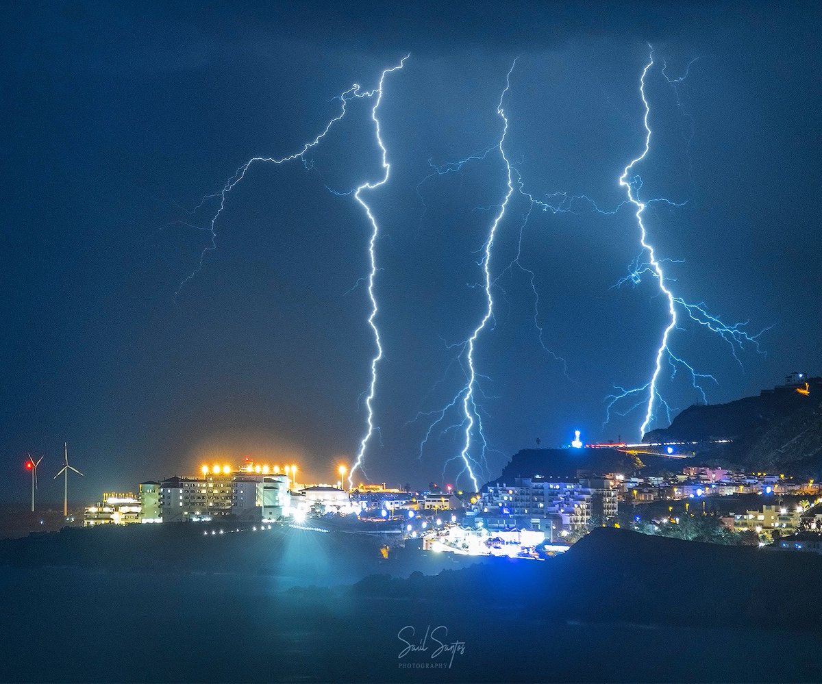 Esta tarde, desde Santa Cruz de La Palma, importante tormenta. Lo
Que vemos en la imagen, Los Cancajos y aeropuerto de La Palma