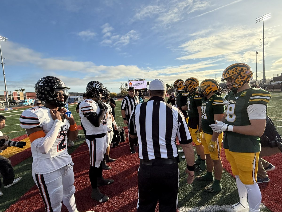 2:46 First Quarter
Edison 7, Central Fresno 0
<a href="/OCSportsZone/">OC Sports Zone</a> in coverage of the <a href="/CIFState/">CIF State</a> Division I-A Championship game between <a href="/EdisonChargerFB/">Edison Football ⚡️</a> and <a href="/Grizzly_FCA/">Central High School FCA</a> 🏈 
Photos 📷©️<a href="/FernandoMDonado/">Fernando M. Donado</a>, For ocsportszone.com.
<a href="/TimBurtIrvine/">Tim Burt</a>