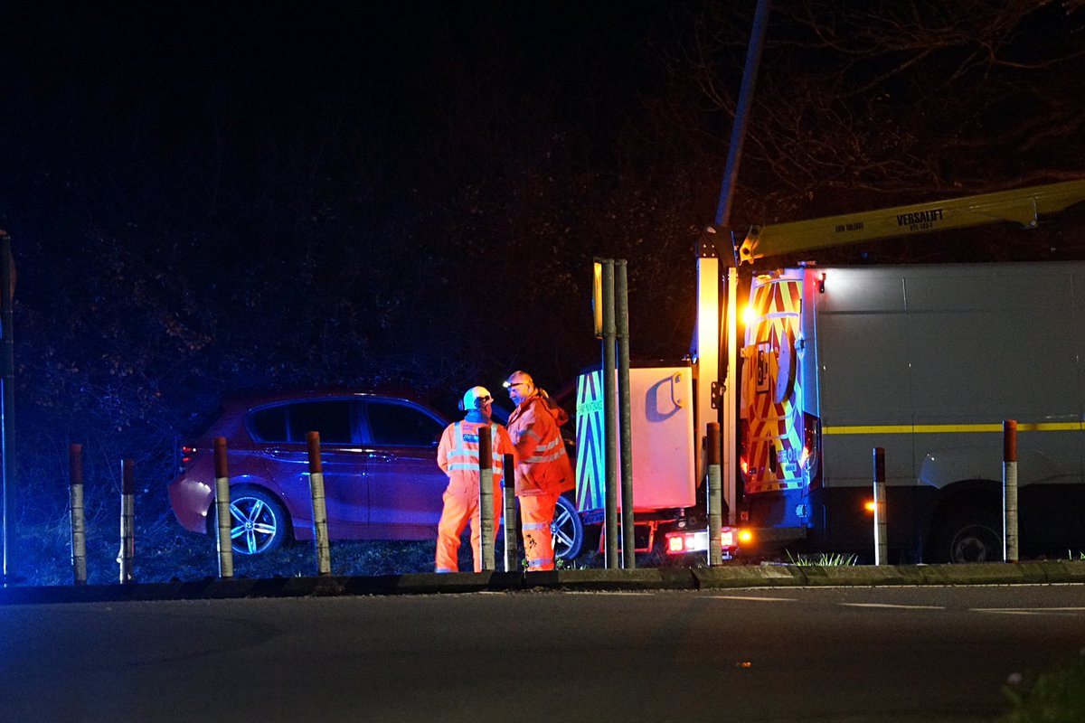 EchoDan11's tweet image. #Hailsham #A22 northbound at diplocks roundabout -  rtc  car vs lamppost - police and highways on scene - no injuries - @SussexTW @HailshamNews @brightonargus @EastSussexNews