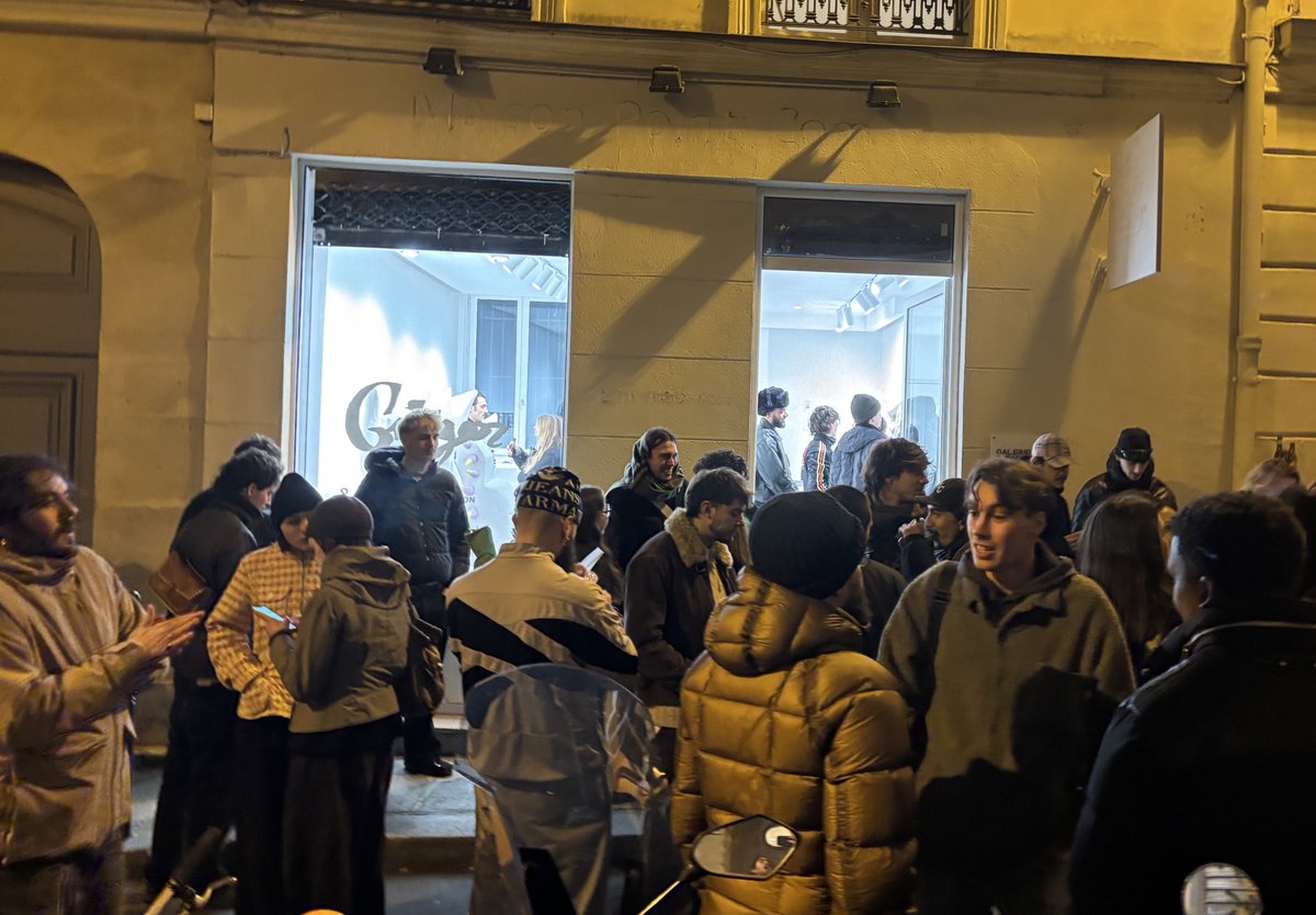 cestmarcelmec's tweet image. j’ai oublié de poster ici mais ce week-end j’ai organisé et curaté ma première exposition collective !! 
5 rue st Anastase 75003
j’expose avec 6 humains en or 
Demain c’est le dernier jour on est ouverts jusqu’à 19h!! 
passez jeter un œil