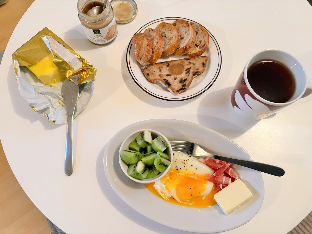 久しぶりにのんびり準備した朝ごはん。
シュトーレンがあるのが12月っぽい。