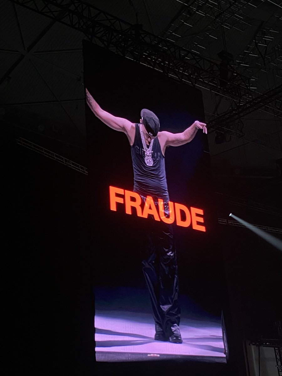 Siempre he fantaseado con lo guapo que estaría un concierto de Yung Beef si él realmente se lo tomase en serio.

Hoy ha pasado.