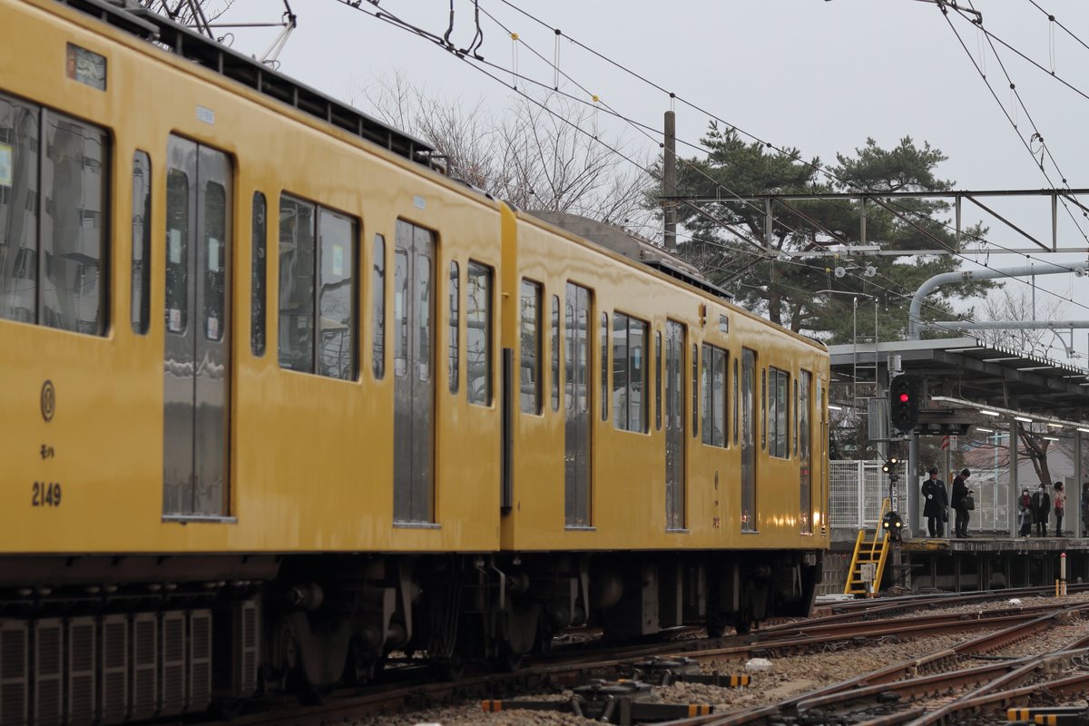 Sui_shin's tweet photo. 2013.3.15まで見られた萩山駅での連結風景
西武遊園地発(4両)の後ろに拝島発(6両)を連結し10両で西武新宿に向かう、拝島･西武遊園地発 急行 西武新宿行
誘導信号機や移動禁止灯が灯っているのが懐かしいです https://t.co/vIQtlKNARr