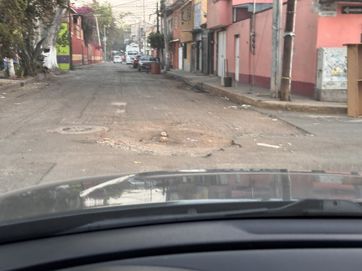 ArqLems's tweet photo. @AzcapotzalcoMx Podrán pavimentar la colonia San Juan Tlihuaca 4 meses que quitaron la carpeta asfáltica. O fue solo para acabarse el presupuesto y ya no hay para el pavimento. Solo provocan contaminación. Llantas pinchadas y suspensiones rotas. @HechosAM @NTelevisa @ImagenNoticias_ https://t.co/mhubmcPNVa