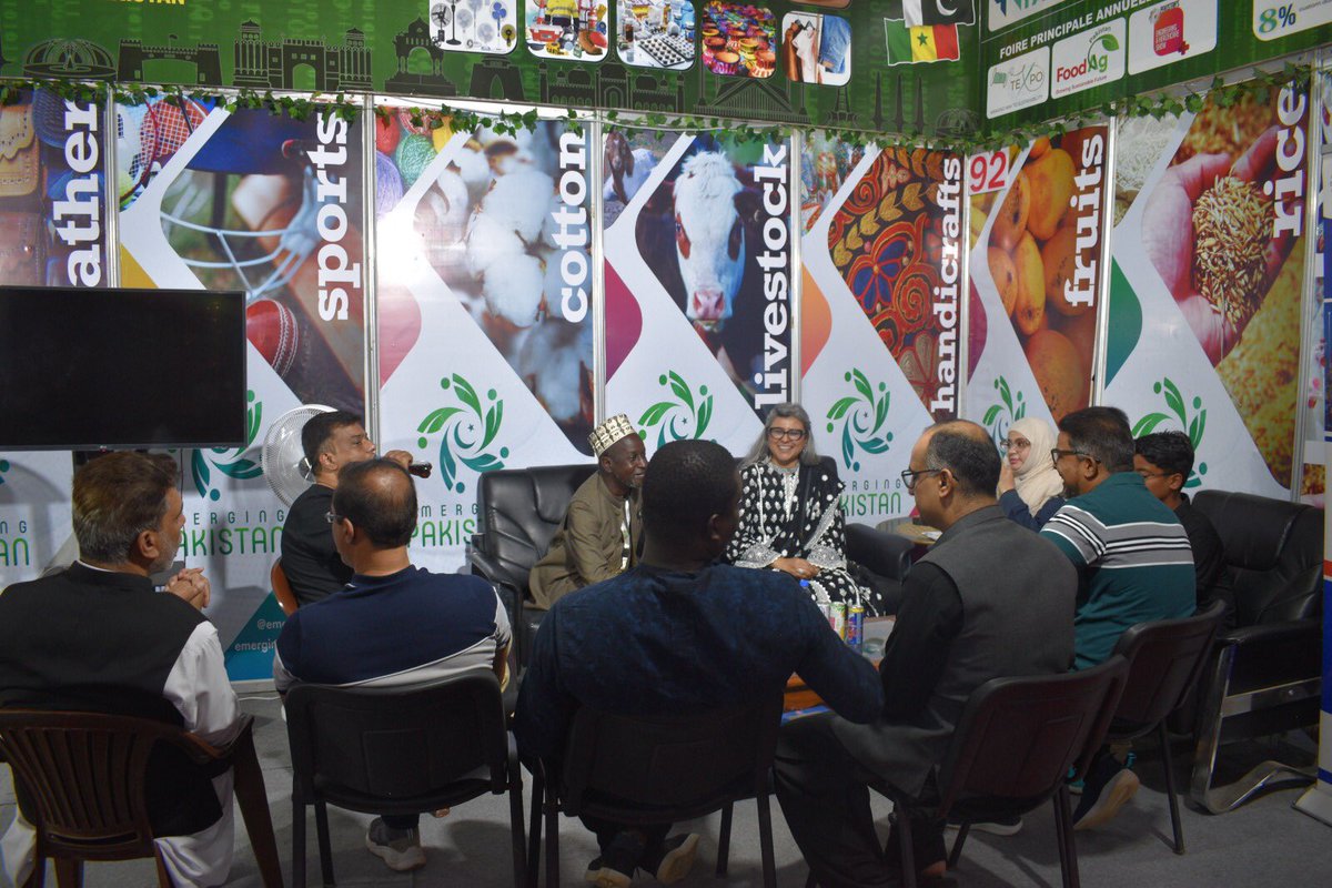 PakinSenegal's tweet image. The Embassy celebrated Pakistan Day at Pakistan Pavilion at the Dakar International Trade Fair #FIDAK 

Sec Gen CICES, Senegalese friends and Pakistani Diaspora joined for a fun evening showcasing 🇵🇰hospitality, music and cuisine. 

@mincom_sn 
@mincompk