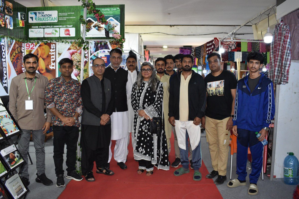 PakinSenegal's tweet image. The Embassy celebrated Pakistan Day at Pakistan Pavilion at the Dakar International Trade Fair #FIDAK 

Sec Gen CICES, Senegalese friends and Pakistani Diaspora joined for a fun evening showcasing 🇵🇰hospitality, music and cuisine. 

@mincom_sn 
@mincompk