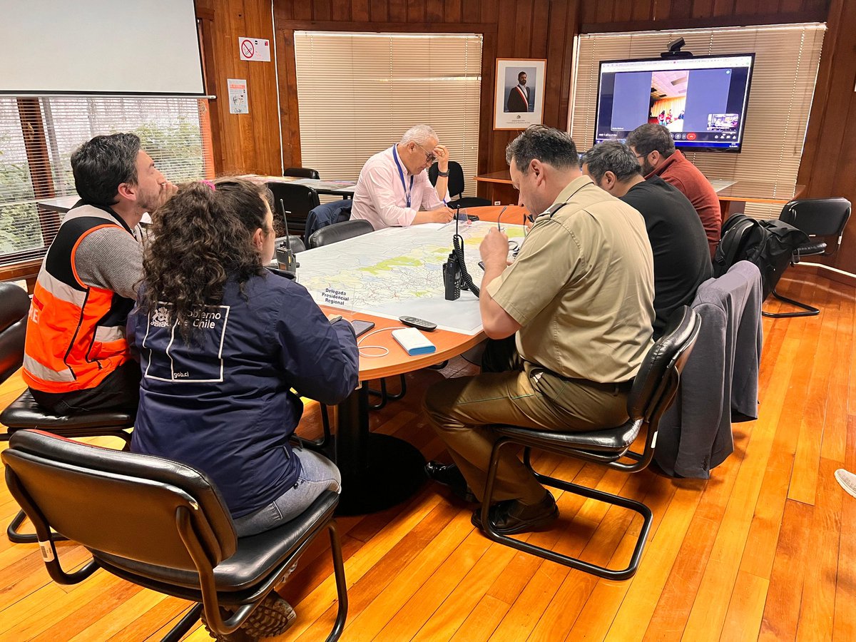 🔴 Delegada Paulina Muñoz sesiona el #COGRID Regional debido a la #AlertaRoja por incendio forestal que afecta a la comuna de #Castro.

En conjunto con distintas instituciones se coordina el despliegue de los organismos de emergencia.