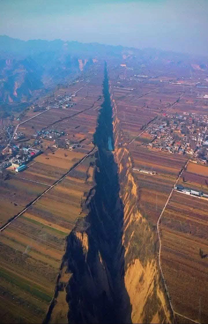 Esta é uma divisão da Terra O Vale do Rift está localizado em Pinglu, Shanxi, no Planalto de Loess uma área montanhosa no centro-norte da China que cobre cerca de 400.000 km quadrados Foi formado devido aos movimentos dentro da crosta terrestre e tem cerca de 10 km de comprimento