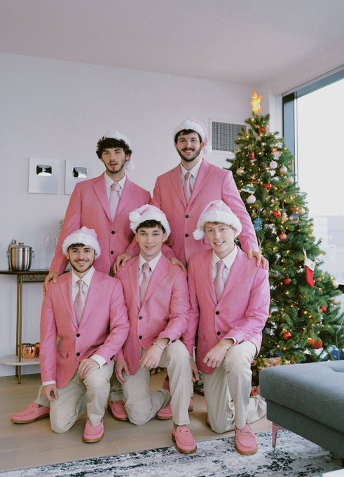 A very handsome gay friend group! https://t.co/oLATD5CUW2