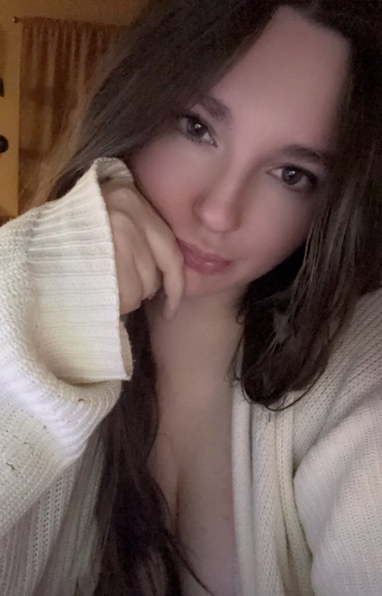 Looking for interactive moots. MDNI.

❀ 26 | she/her 
❀ Val, MC, Fortnite, CS, Rivals, OW, Apex (down for any game). 
❀ AoT, HxH, BC, 7DS (recommend more pls)
❀ All genres of music 
❀ I love all animals, reading, playing games, cooking

♡ / ↻ appreciated
#valtwt #promotwt