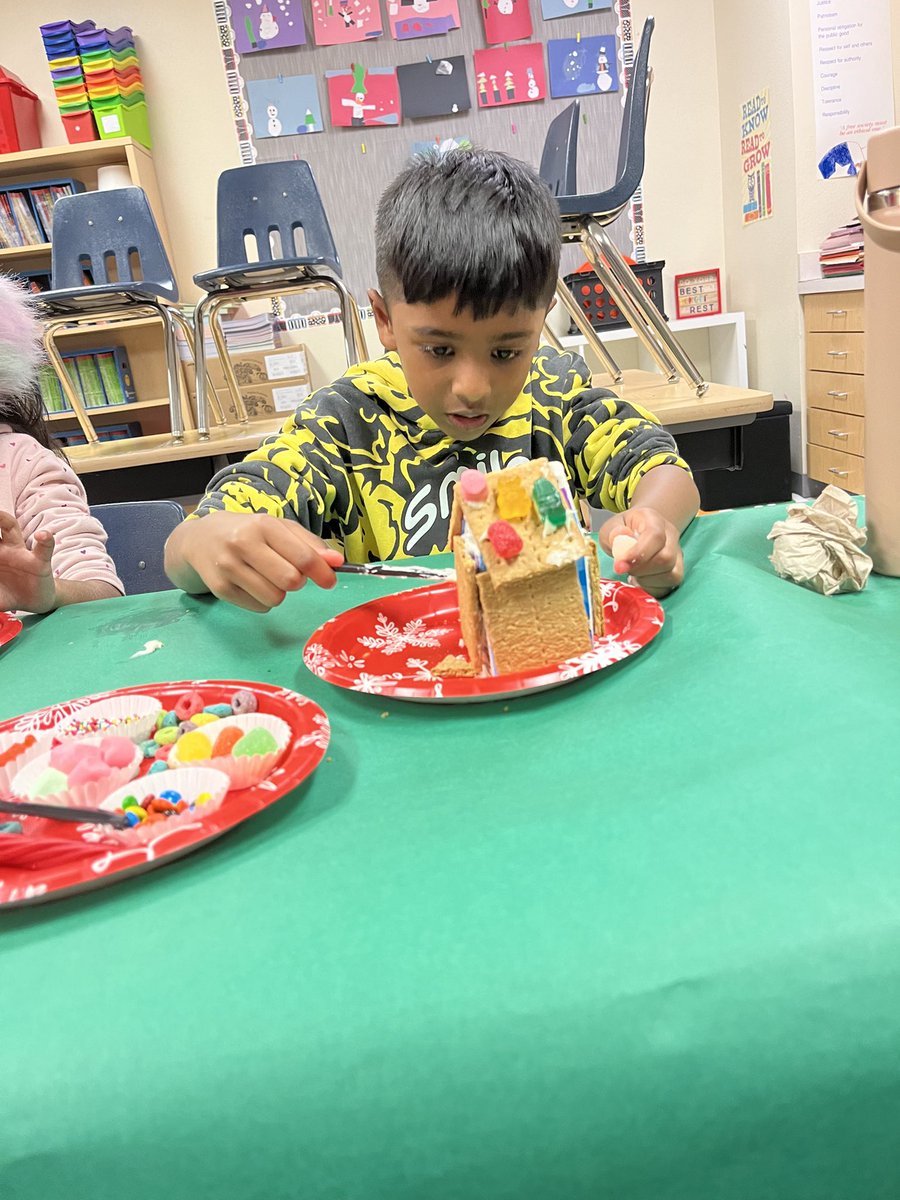 DaffronDeputies's tweet image. Check out our 1st graders having a sweet time at their Gingerbread House Making Party, creating festive fun and delicious memories! 🍬 🍭 #teamdaffron #PoweredbyLearning #CommittedtoExcellence #TeamPlanoISD #WinningForKids #OneMissionOneTeam