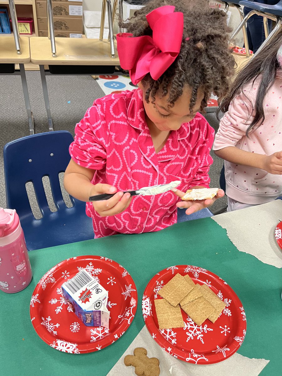 DaffronDeputies's tweet image. Check out our 1st graders having a sweet time at their Gingerbread House Making Party, creating festive fun and delicious memories! 🍬 🍭 #teamdaffron #PoweredbyLearning #CommittedtoExcellence #TeamPlanoISD #WinningForKids #OneMissionOneTeam
