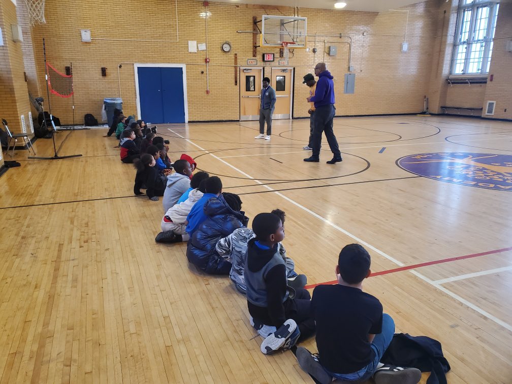 EpsilonQues's tweet image. Brothers visited PS 194 with the grateful invitation from Bro. Taameir Drew to speak to young boys on the importance of integrity, respect, and cleanliness. 

Bro. Drew hosts this once a month and we were glad to be a part of such a great initiative.

#EpsilonChapter
#OmegaPsiPhi