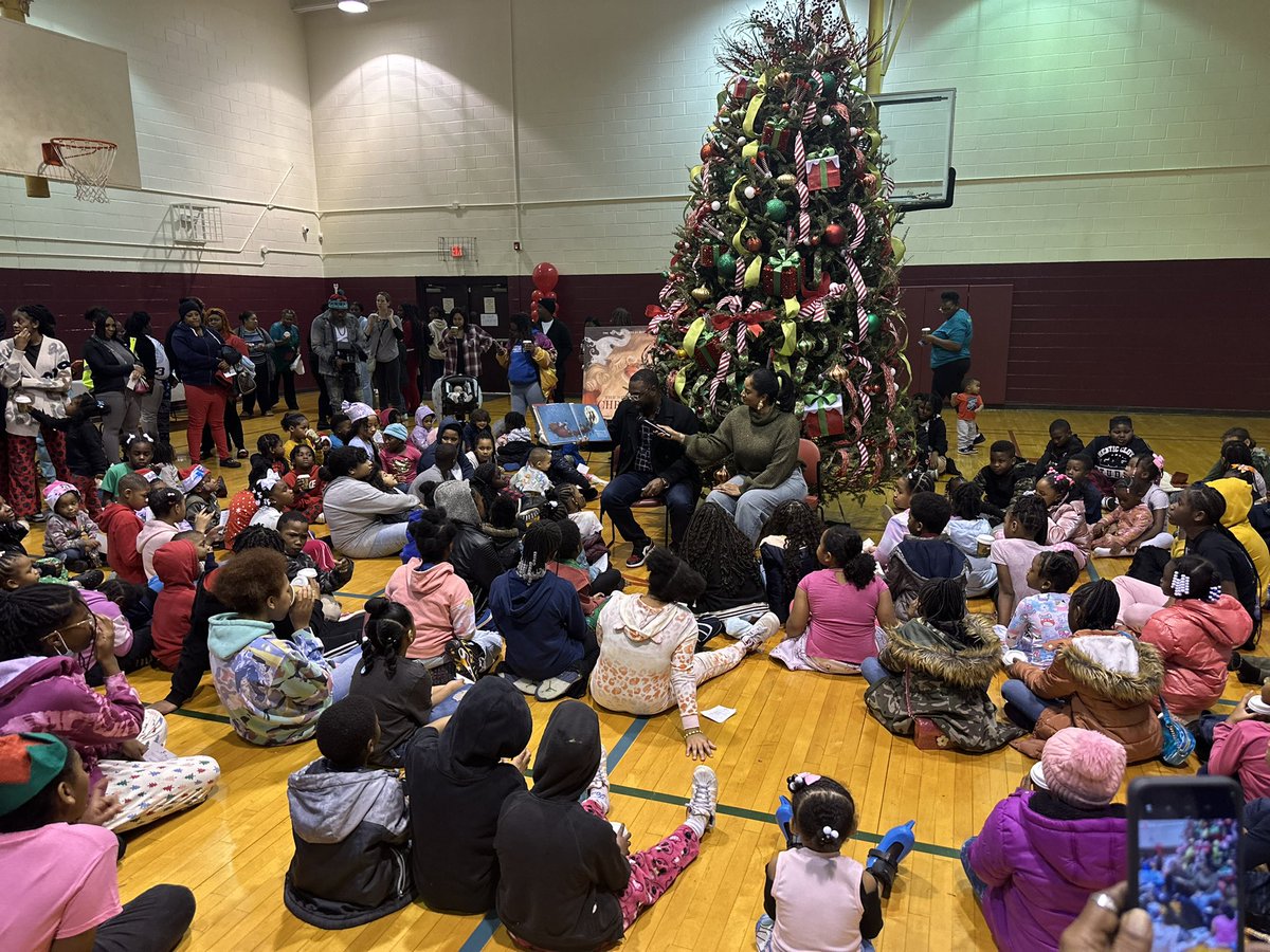 nickintosh's tweet photo. Ice skating, carriage rides, pictures with Mr. and Mrs. Claus, The Night Before Christmas read by the Mayor?!?! If you weren’t at @MEM_Parks Santa’s Winter Wonderpark, make sure you follow us on Facebook, X and Instagram to you don’t miss the next party!!!! https://t.co/7XXcNcIUjX
