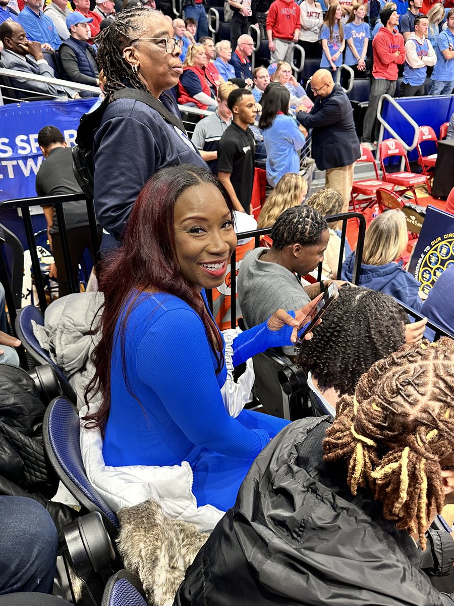 MarquetteMoms's tweet image. 🎙️ Halftime Live with Sherrie, aka Sean’s mom! 🎉

Sean’s playing in his hometown AND celebrating his birthday! 🏀🎂 Got questions for Sherrie? Drop them below! 👇 #WeAreMarquette #SeanJones