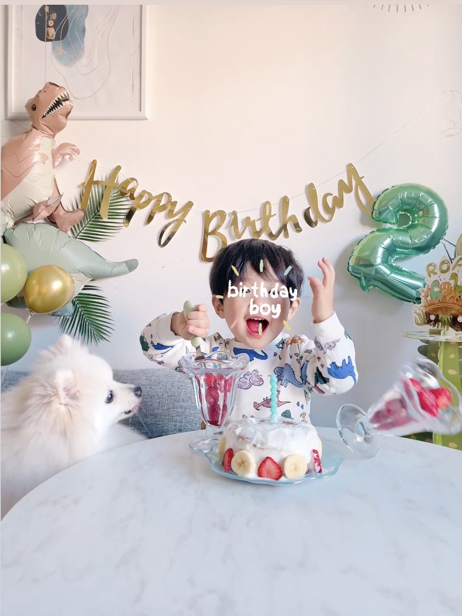 m_____urem's tweet photo. 「今日お誕生日の人〜？」で手をあげる子どもとその手が当たって倒れゆくイチゴとそのイチゴを狙う犬と一人称が『パパ』になりつつある旦那をニンマリ見ているおれ https://t.co/AQYOuGS3R6
