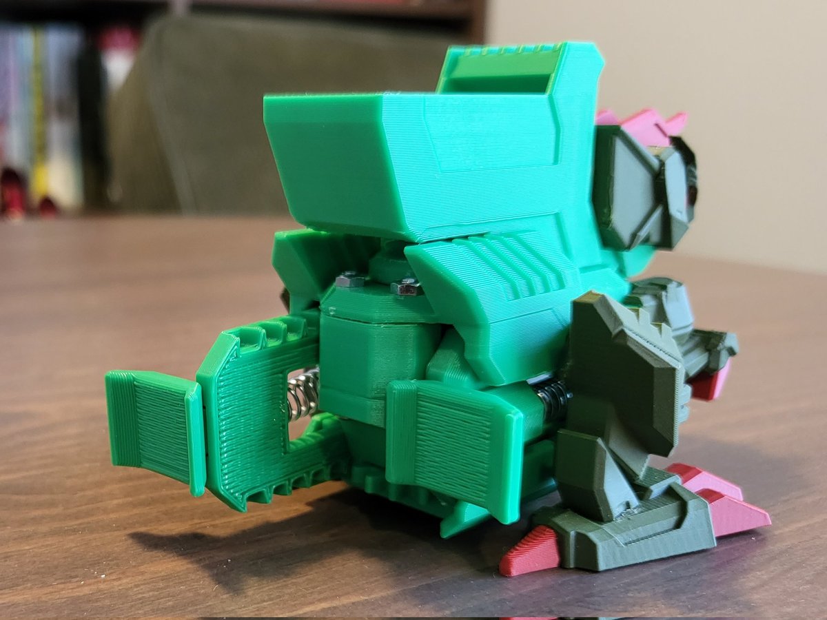 前に作ったビーダマン（奥）を改良。デザインを変えただけなので中身は一緒だけど、けっこう雰囲気変わった気がする！