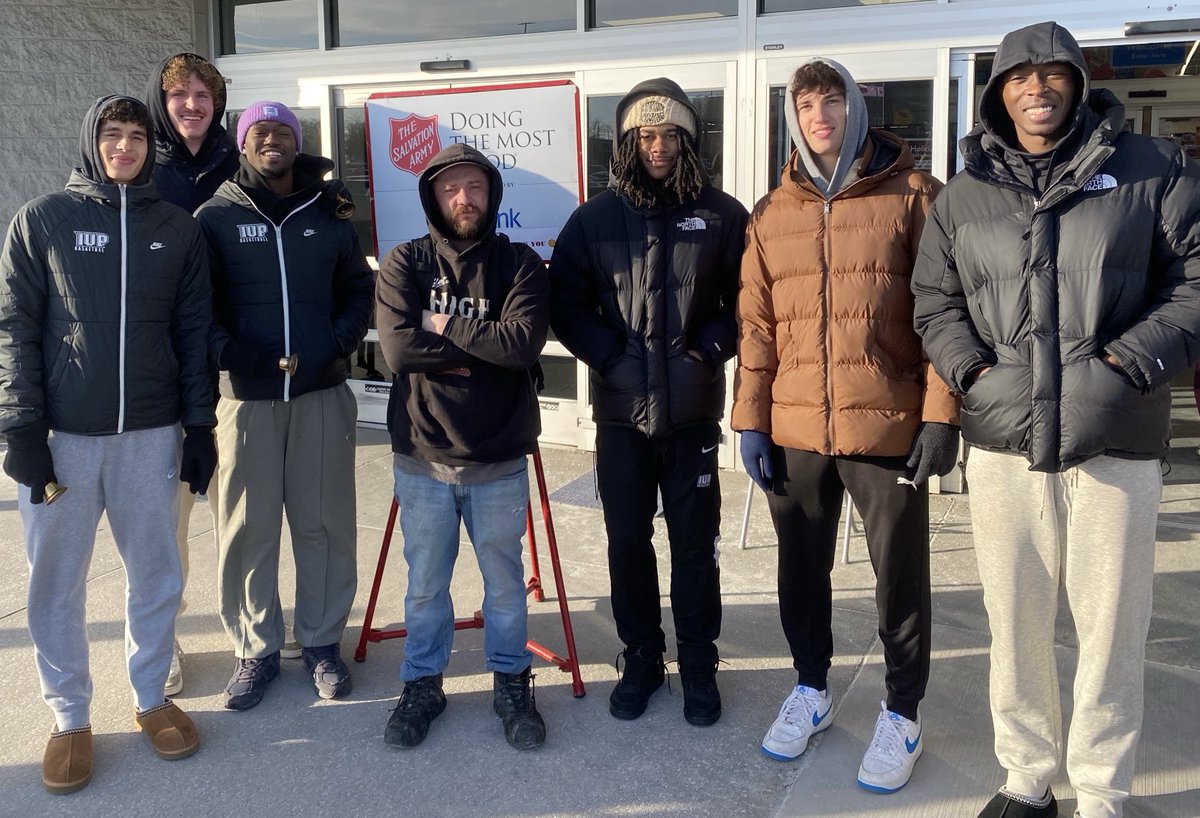 ⁦<a href="/IUP_MBB/">IUP Men’s Basketball</a>⁩ did a great job ringing the bell at Walmart to help raise money for the ⁦<a href="/salvationarmy/">The Salvation Army</a>⁩. More than basketball. Grateful Hearts🙏. Merry Christmas ✝️
