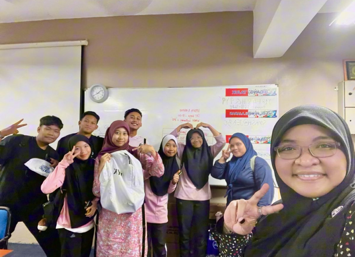 azamnj's tweet image. I’ve conducted a mock test for my students, and I’ve decided to reward the two highest scorers with LYK bags!! 

They’re so excited and loved them!

Thanks to the LYK @LawyerYouKnow 

#MockTest
#LYKMerch
#BackPackFannyPack