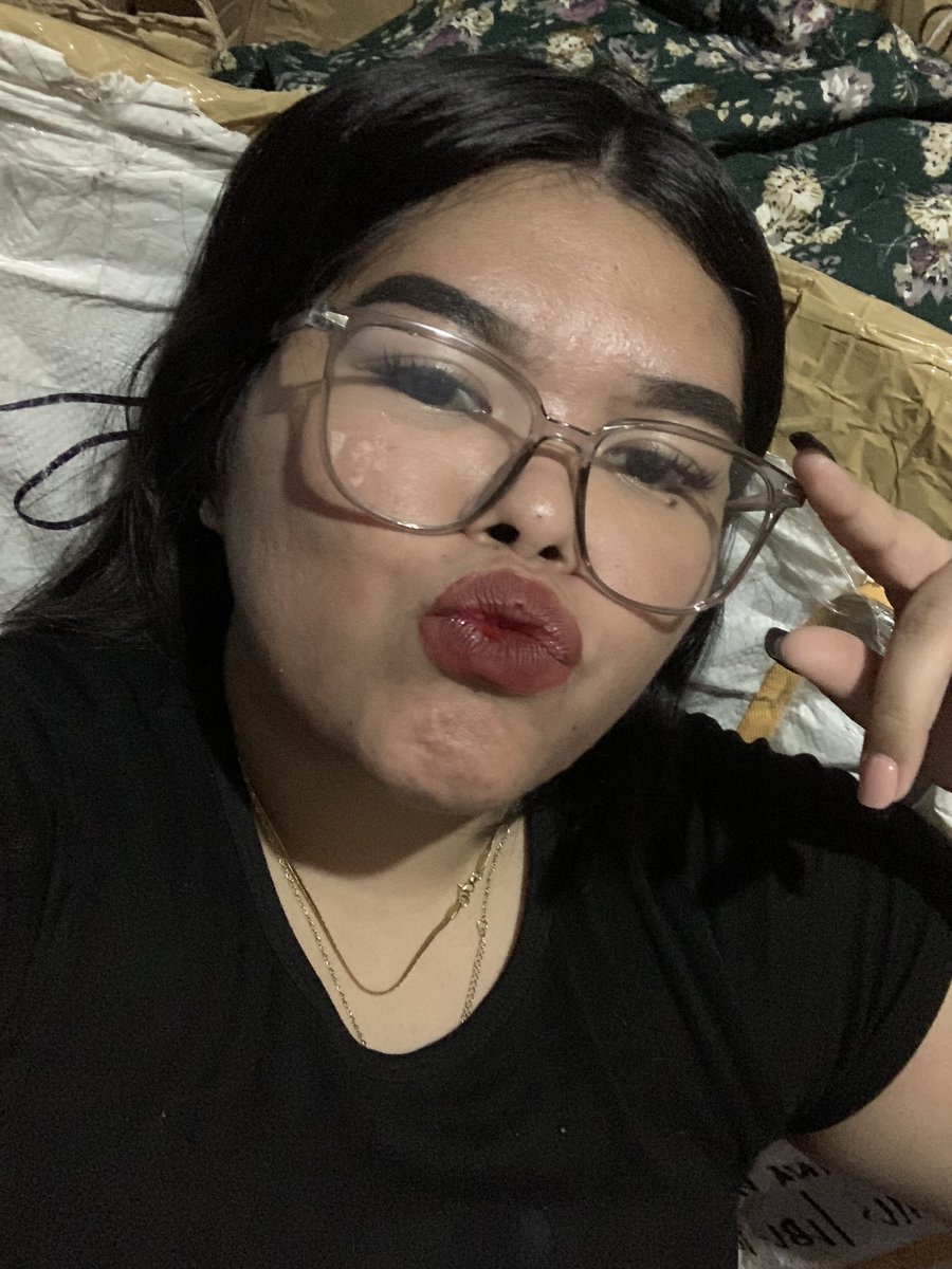 shannycakesss's tweet photo. Swerte ko ganito kalaki lips ko HAHAHA https://t.co/QbemiOc9mW