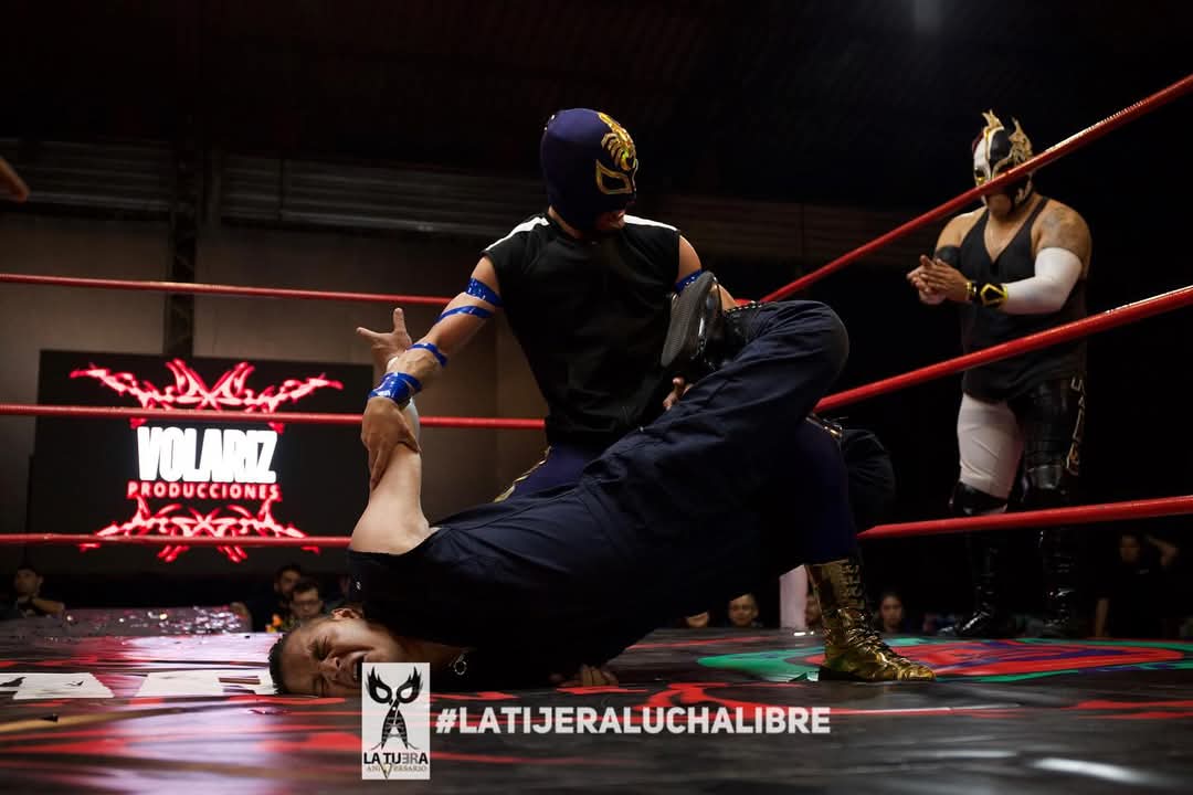 LaTijeraLucha's tweet photo. Inició a tambor batiente en la #ArenaLópezMateos con #ProduccionesVolariz, los espectaculares #NezaKid e #HijodelAlacran se llevan la victoria dejando de cara a las lampara a sus peligrosos rivales #KiraI y #KiraII, dejando calienta la lona para el resto de la función... https://t.co/6A3WourztD