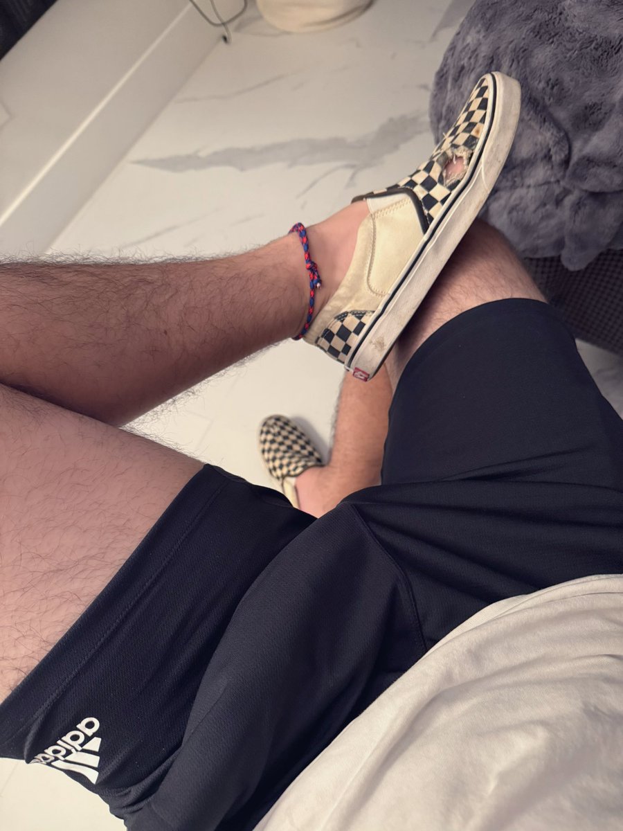 sportsdudefeet's tweet photo. #vans #sockless #feet #trashed #slipons #barefoot https://t.co/Xuc2m7wOmH