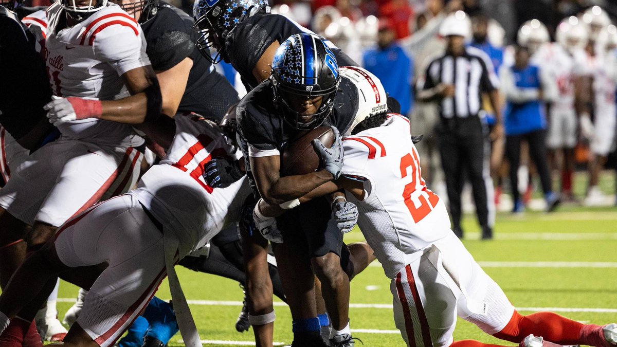 A great performance from North Crowley RB Cornelius Warren III, who recently reopened his recruitment. 178 yards on 42 carries. Also, 45 receiving yards. 2 TDs. #txhsfb 

“He just wants to play ball, and he works hard," coach Gates said. FULL STORY: star-telegram.com/sports/dfwvars…