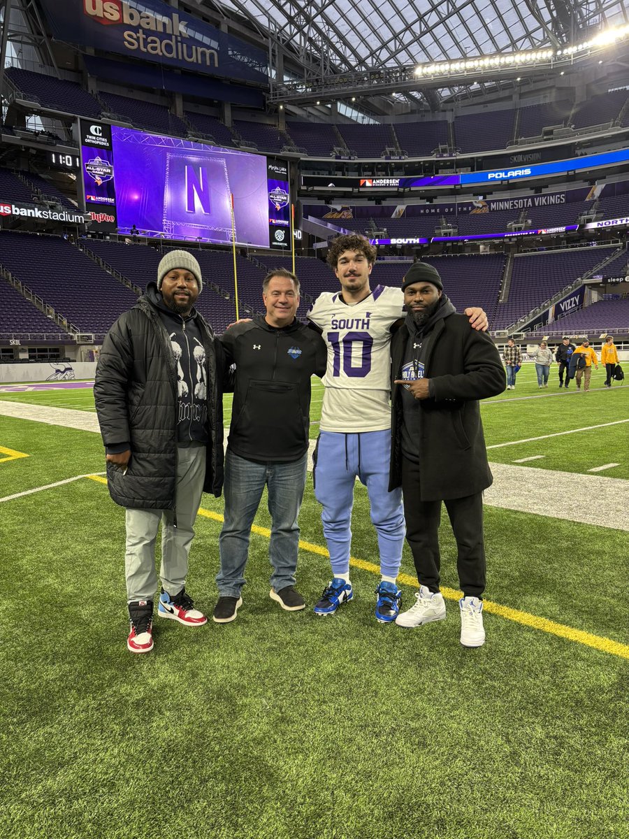 3⭐️ Damian Devine tweet media