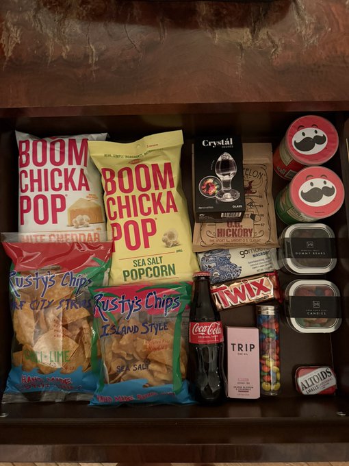 Tbh… best hotel snack drawer I’ve seen! https://t.co/pyLsUVijbh