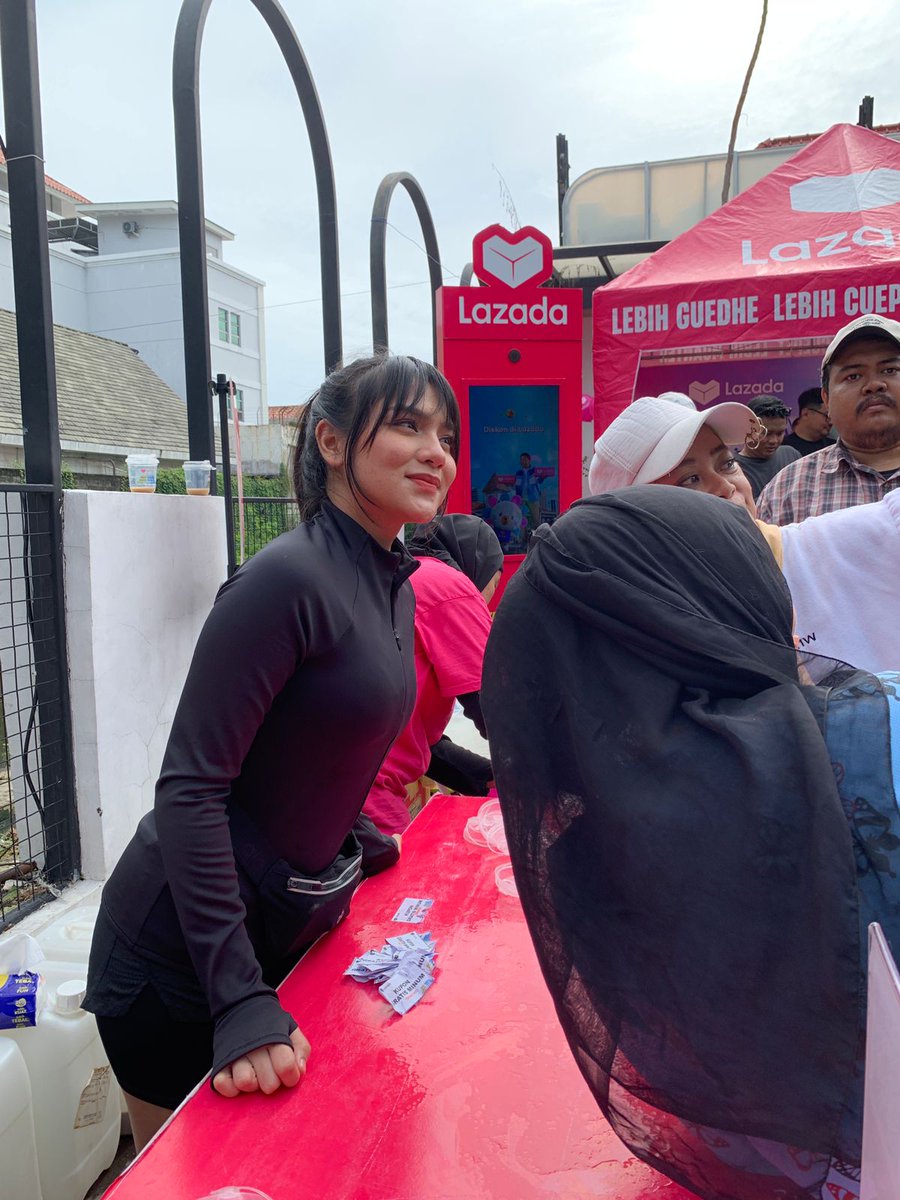 ga sia-sia ya bangun pagi eh beruntung dong bisa ketemu Davina Karamoy DiCFD Surabaya yg lagi bareng Lazada, bener-bener yee ini bisa main Games Berhadiah Voucher udah gitukan ada Booth Lazada yg ada Minuman Gratis yg bisa kita ambil klo capek olahraga di CFD Surabaya  🤩🥳