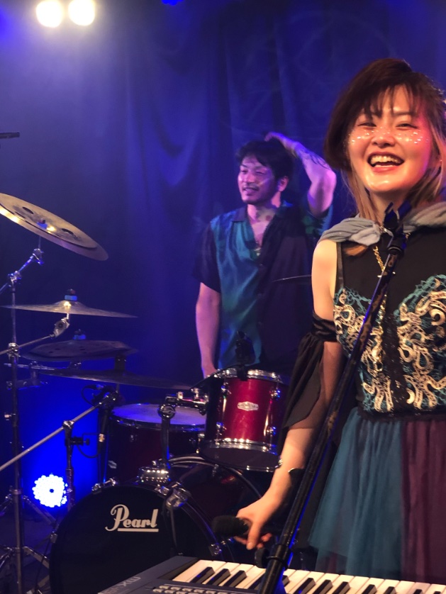 と言うわけで、昨日はナルコピクシーーワンマンライブに行ってまいりました。
一部は天の女主人版トランシックレコード。二部は打って変わって西アジア風新衣装で旧曲＆新曲。
アンコールではVictory Roadと、当たり前ですが最初から最後までナルコ尽の集大成でありました…ッ‼️
終末論、よき…ッ☺️✨