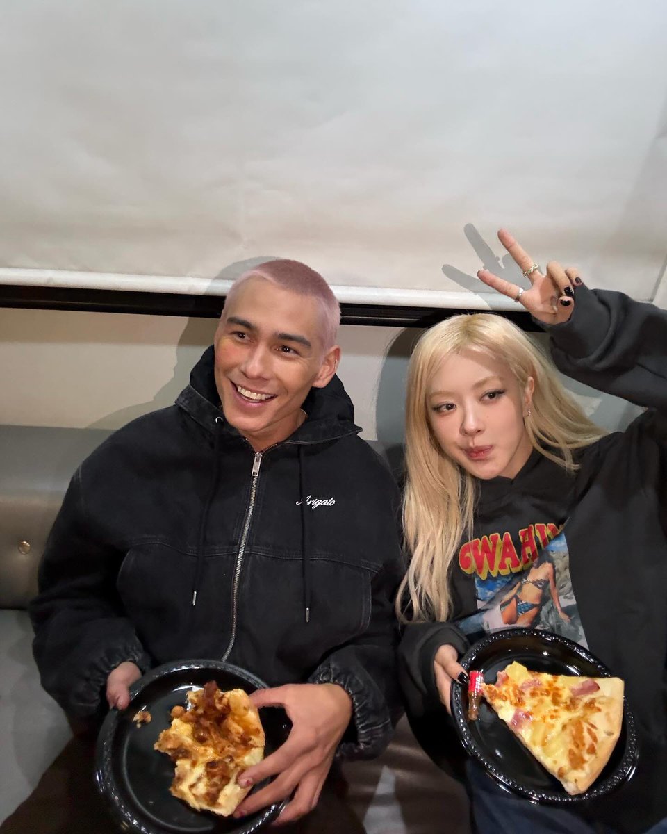 roseannepics's tweet photo. ROSÉ AND EVAN MOCK OMG https://t.co/34FSmDUPCb