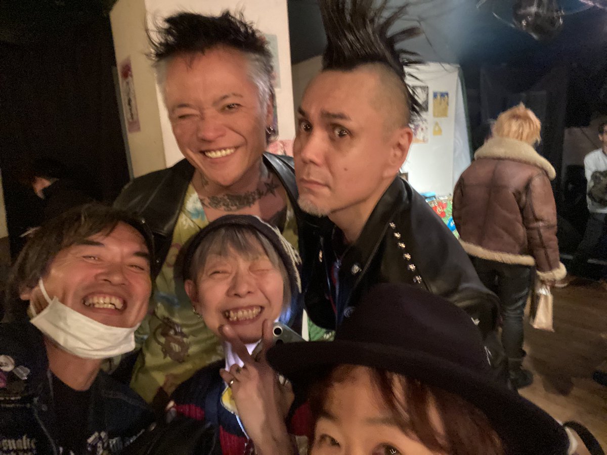 NETCFNcyMW0pzjs's tweet photo. 昨日はツーさんのイベントでした！
楽しかった〜👍😁
いつもの、ノブさん、マーさん、くーさん（笑）
湯村の時のメンツやね（笑笑）
今週もヨシヤさんと一緒に撮っていただきました！
ありがとうございました😊🙇
#EASTSIDEROCKERZ
#DRUNKANDDESTROY
#暴年会SP!!!!
#ROOTSOFPUNK
#GROOVESTOCK豊川 https://t.co/06XXOwyFDv