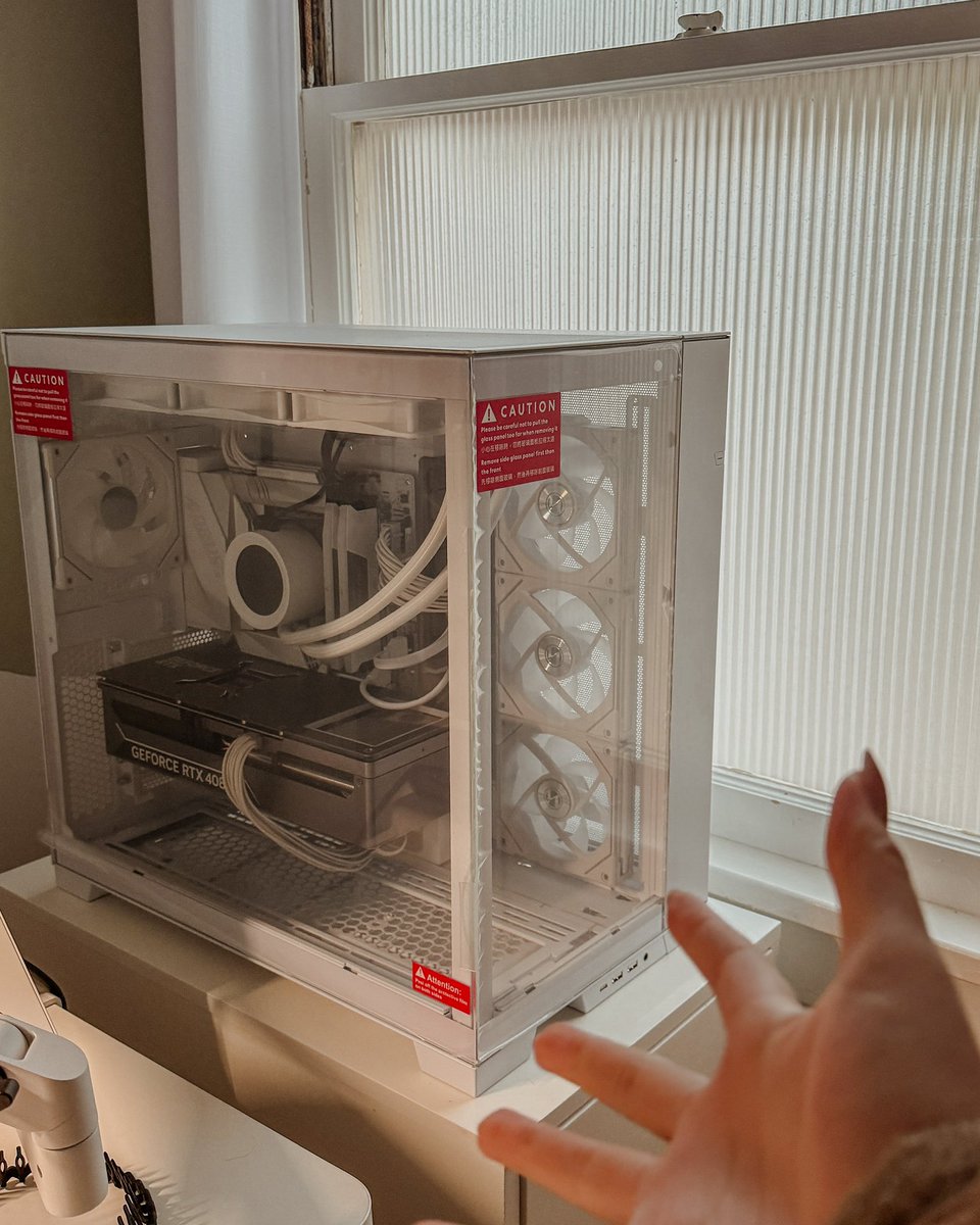 gemzape's tweet image. Hi I haven’t been here in forever bc I’ve been on Threads, but I wanna show you guys my new PC!!!!! Been putting it off bc of all the projects lately but big thanks to @Mitch_Jacobs and @JonjonTech_ for putting this together for me 😭🫶🏻 this desk is about to get a whole new look