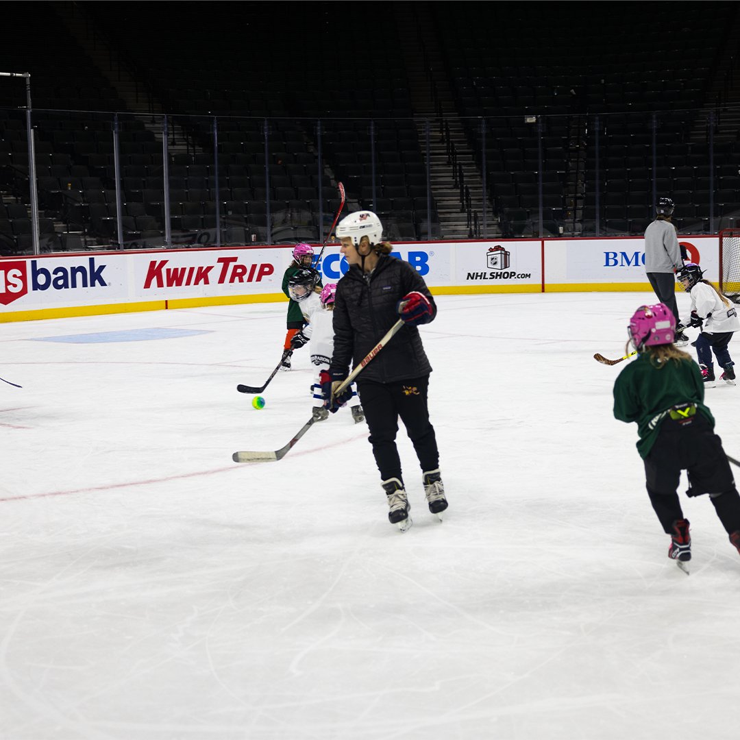 So excited to have Natalie Darwitz on the ice with us tonight!

#MNWildCommunity x <a href="/redbaronpizza/">Red Baron Pizza</a>