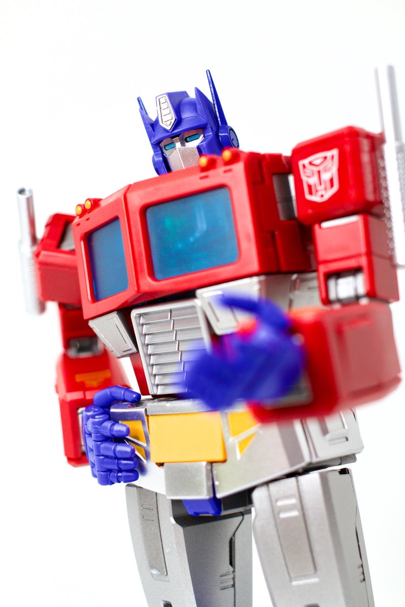 While this mould is basically flawless, as the non-Pro version, it doesn't have the light-up eyes, making them look a bit dead. 

Easily remedied, however, as it can be taken a part and easily painted!

Yolopark AMK series G1 Optimus Prime

#Transformers
#toyphotography
