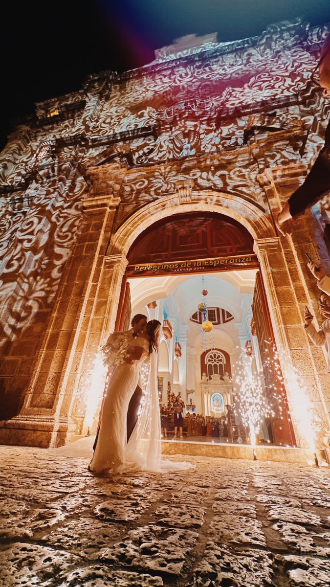 Una amiga tomó esta hermosa foto hoy sábado 14 de diciembre de 2024, a las 8:05 p.m. en la iglesia de San Pedro en Cartagena. Me ayudan con un RT para encontrar a los novios y mandarles la foto?