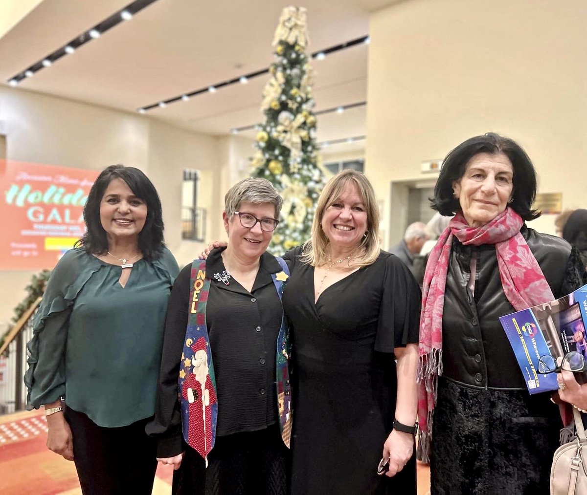 The holiday season is in full swing - Sinfonia Ancaster’s “Home for The Holidays” concert last Friday at <a href="/AncArtsCentre/">Ancaster Memorial Arts Centre</a> was amazing!

<a href="/PollockConducts/">Jeffrey Pollock</a> and his team were outstanding as always and the performance by Hamilton Children's Choir was especially powerful 🎊🎄✨