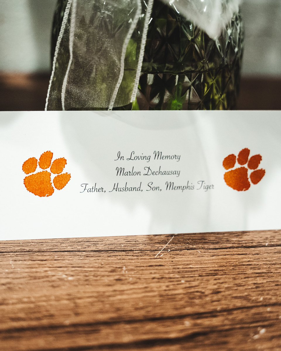 Memphis_MBB's tweet image. Rest easy, Marlon.

A classy gesture from @ClemsonMBB today 💙🧡