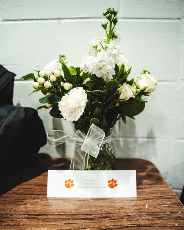 Memphis_MBB's tweet image. Rest easy, Marlon.

A classy gesture from @ClemsonMBB today 💙🧡