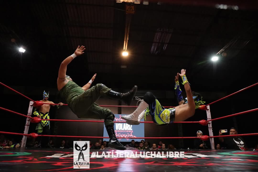 LaTijeraLucha's tweet photo. Premiando el esfuerzo de los seis gladiadores con una lluvia de dinero para #SpiderFly, #NoisyBoy y #AguilaOriental que se llevan la victoria ante sus rivales #ManiakCop, #ComandoNegroJr y #ComandoStone en lucha de ida y vuelta que fue para los #Científicos en #ArenaLopezMateos. https://t.co/YLywG7pZzW