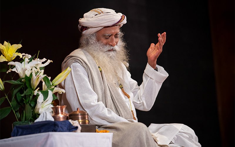 SadhguruJV's tweet image. There is no need to aspire to greatness. If you go beyond concerns of ‘what about me,’ you will anyway be a great human being. #SadhguruQuotes