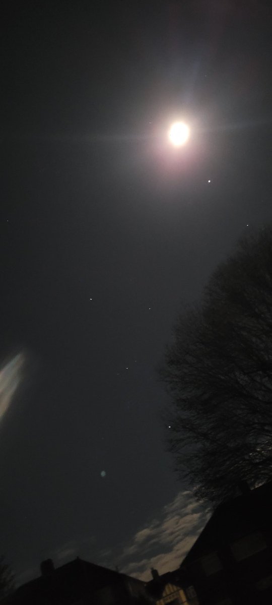 ChrissysRants's tweet image. My lense screen has a cracked in it. That is the flare in the lower left of the picture 😅 but look I actually managed to take a photo with stars showing too, lol, just working out the camera properly as it the phone is getting knackered lol 😆 #MoonWatch #OrionConstalation