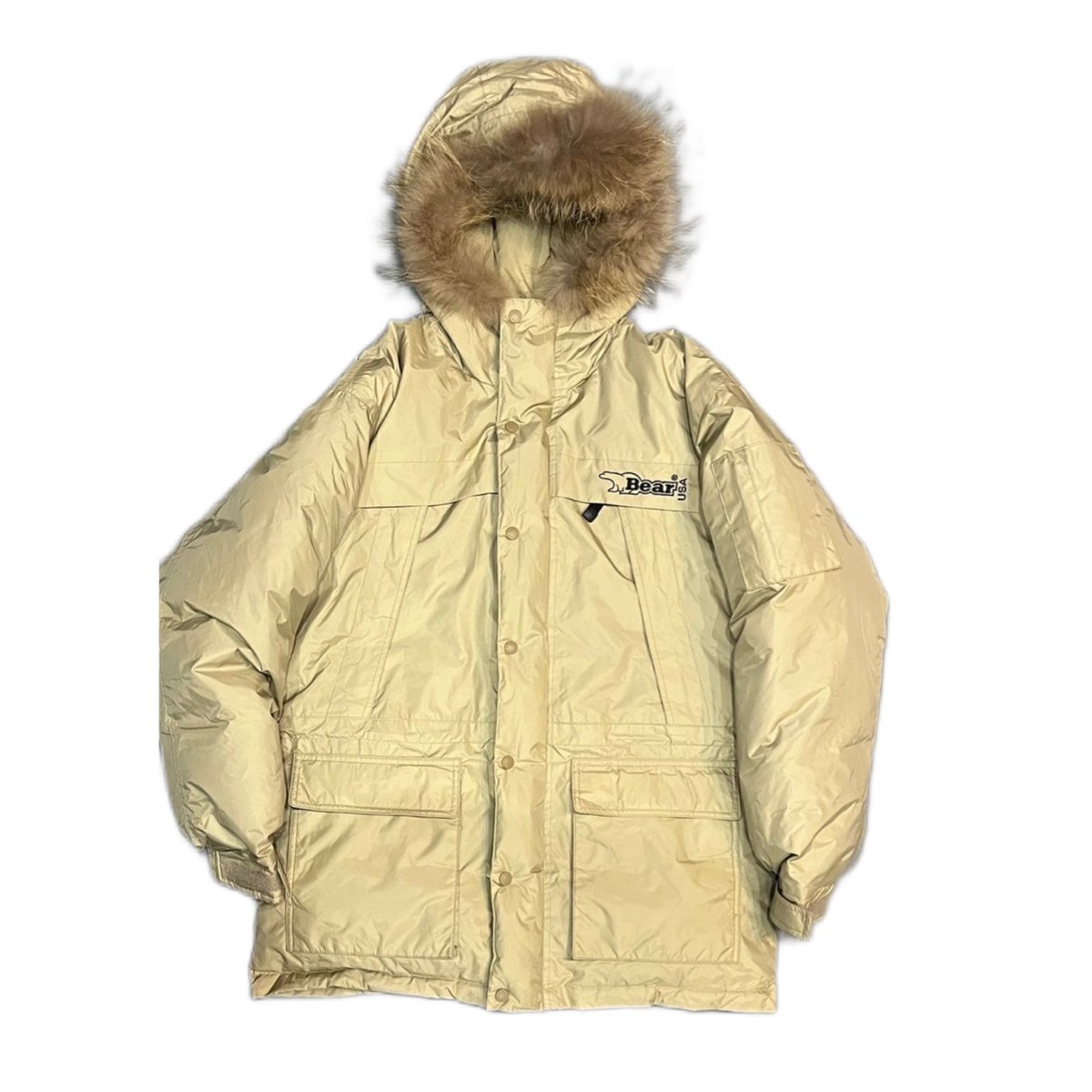 ［BEAR USA 【USED】

80,90sのヒップホップのシーンで支持をされていた。
NYの厳しい冬を凌ぐためこぞってB-BOYが愛着
主にダウンが有名

Bear U.S.A ダウンジャケット
 ファー付き ベージュ 刺繍ロゴ