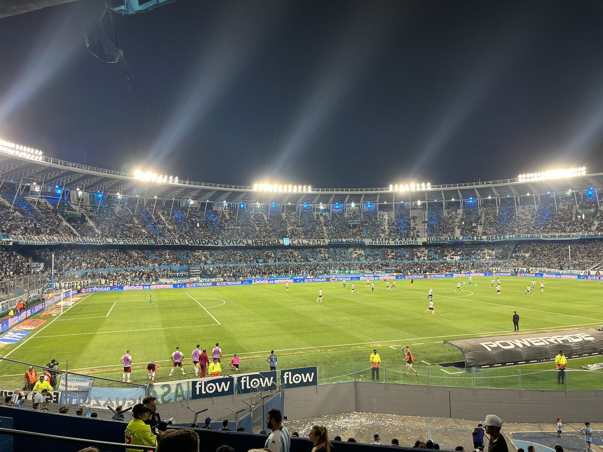 francodattellis's tweet photo. Racing en uno de los mejores momentos de su historia no llena su cancha, boca tampoco la llenó hoy, San Lorenzo ayer tampoco, Independiente casi nunca. Sigan minimizando las 86.000 personas que mete River sin importar día, horario ni contexto. https://t.co/HSm6elPBFe