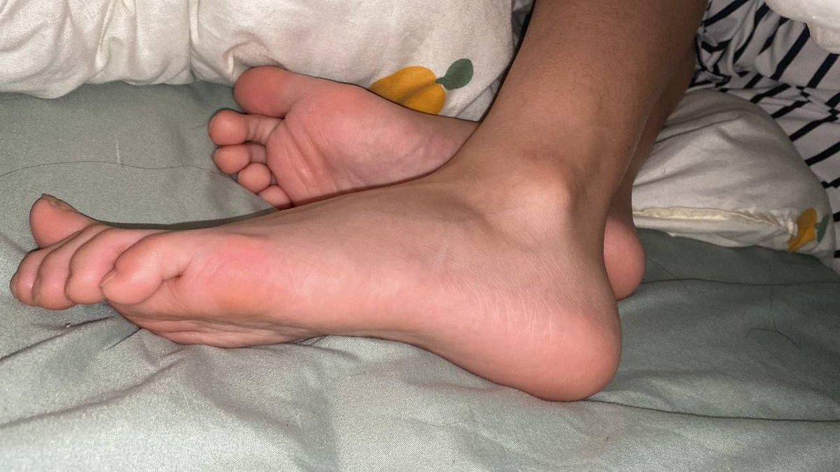 偷拍自己老婆骚脚的绿🐶投稿，想日常做网调任务的绿奴母狗来私。
#恋足 #舔脚 #绿奴 #绿帽 #网调