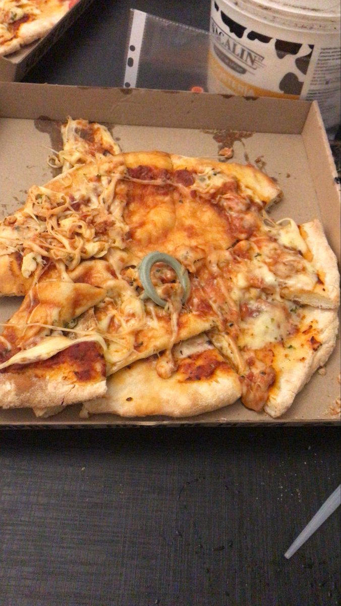 ElDeLasTucas's tweet photo. Nunca me mandaron una pizza tan bardeada, @RappiArgentina devolveme la plata. https://t.co/WQesKdhe5P