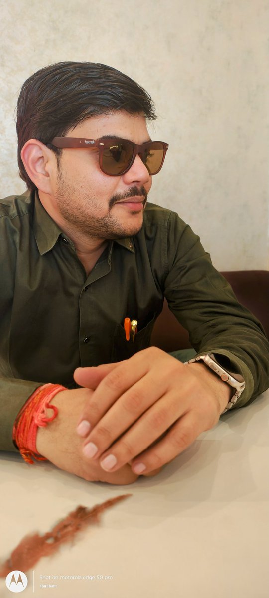 #अल्फ़ाज़

तेरे ना होने का मुझको मलाल एक तरफ ...
तू मेरा क्यों ना हुआ ये सवाल एक तरफ ...
यकीन मान, मैं खुश हूं, मगर जब तू संग था ...
वो पल, वो दिन, वो महीना, वो साल एक तरफ ...

~शुभ_प्रभात
