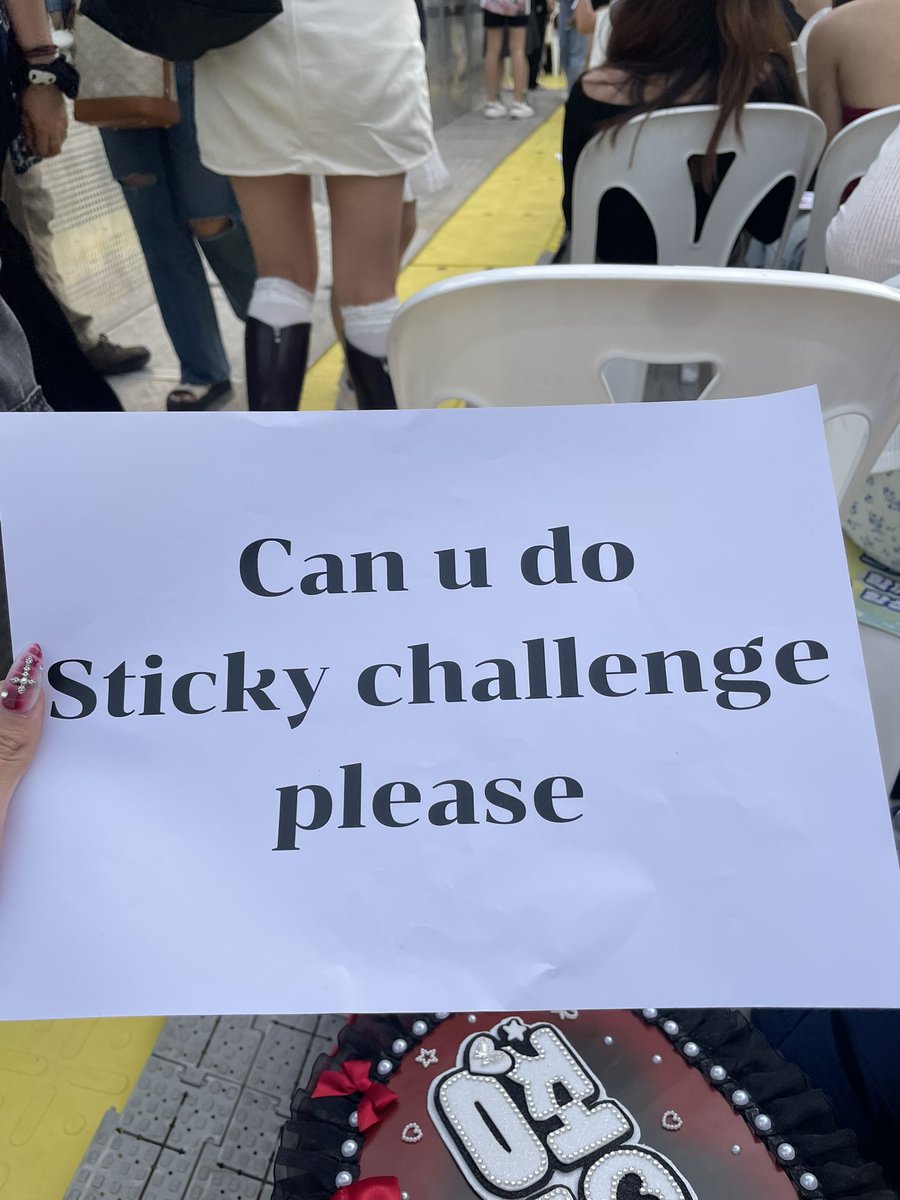 tmchinj's tweet photo. Sticky hyunjin is the best 😭🫶🏻 ขอแปะไว้ฟินคนเดียวสานฝันสะเตทั่วโลกให้แล้วนะคะ #dominATE_BANGKOK https://t.co/icGdfFbbcU
